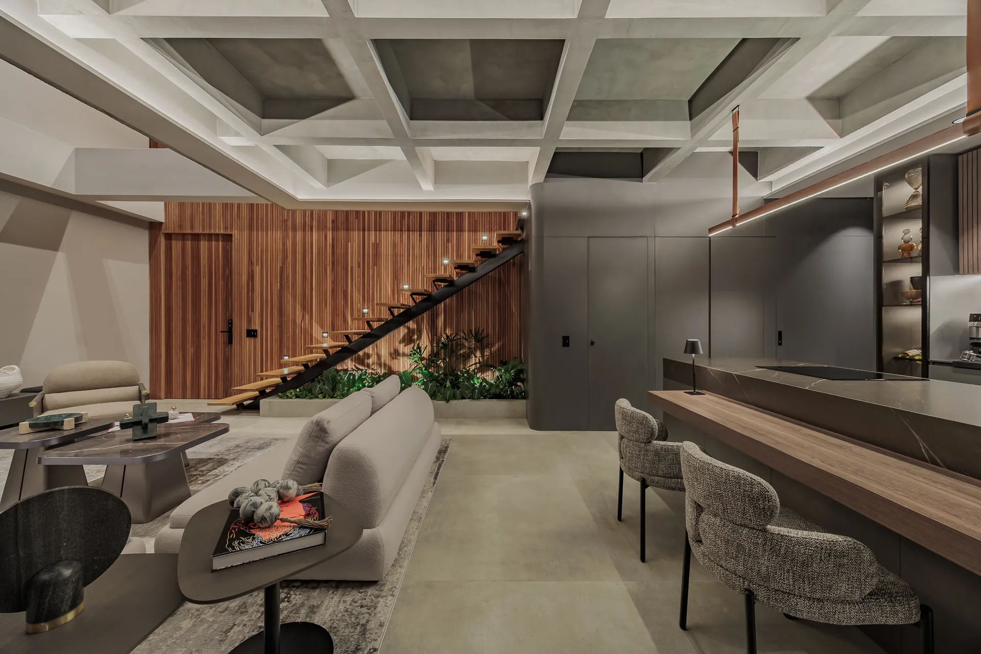 Apartamento remodelado por RENOVA en Envigado con cocina abierta y acabados claros