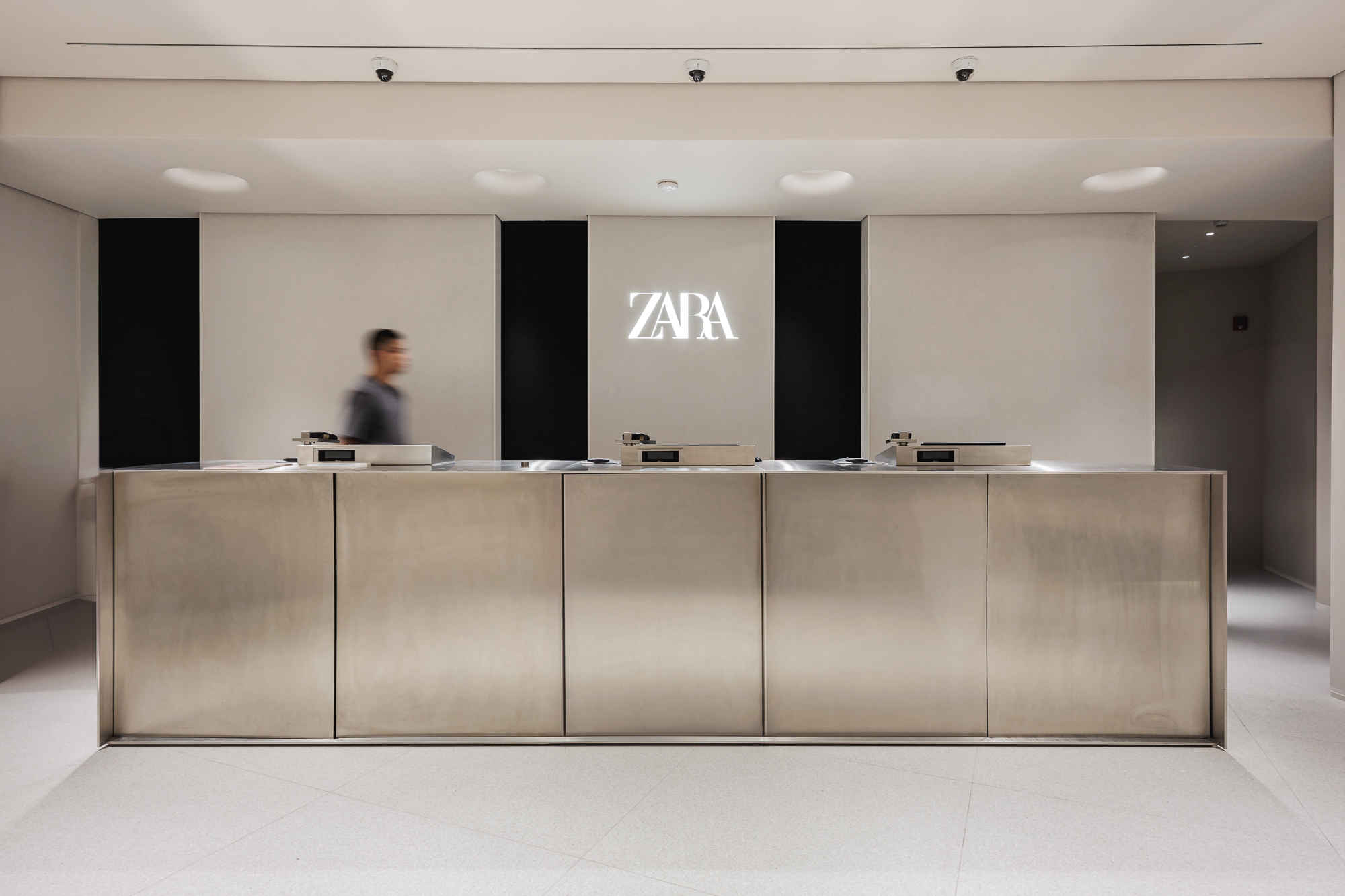Zara El Tesoro — remodelación de alta gama por RENOVA en Medellín